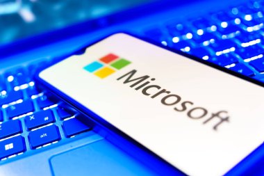 Prag, Çek: Dizüstü bilgisayarında mikrosoft logosu olan modern akıllı telefon
