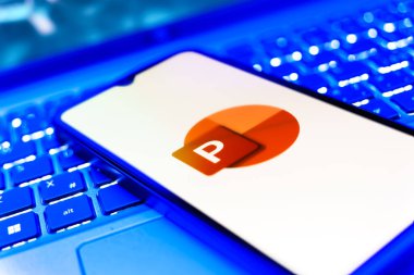 Prag, Çek Cumhuriyeti - 20 Temmuz 2024: PowerPoint logosunu gösteren modern akıllı telefon aygıtı.