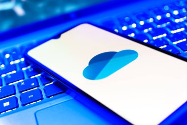 Prag, Çek Cumhuriyeti - 20 Temmuz 2024: OneDrive logosunu gösteren modern akıllı telefon aygıtı.
