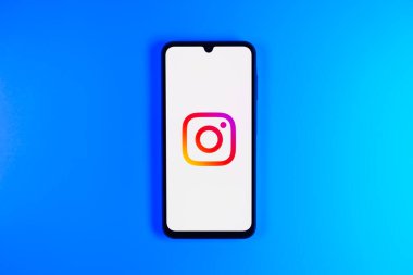 Prag, Çek: Instagram logolu stüdyo arka planında modern akıllı telefon aygıtı.