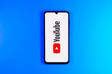 Prag, Çek: Stüdyo arka planında Youtube logosu olan modern akıllı telefon aygıtı.