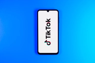 Prag, Çek: Stüdyo arka planında tik tok logosuna sahip modern akıllı telefon aygıtı.