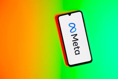 Prag, Çek: Stüdyonun arka planında meta logolu modern akıllı telefon aygıtı.