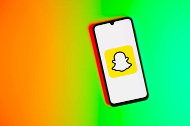 Prag, Çek: Logo snapchat ile izole edilmiş arka planda modern akıllı telefon aygıtı