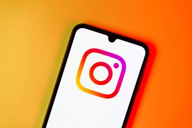 Prag, Çek: Instagram logolu stüdyo arka planında modern akıllı telefon aygıtı.