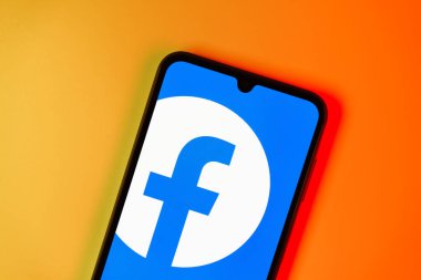 Prag, Çek: Logo facebook ile izole edilmiş arka planda modern akıllı telefon  