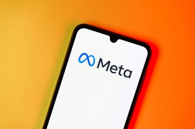 Prag, Çek: Logo meta ile izole edilmiş arka planda modern akıllı telefon 