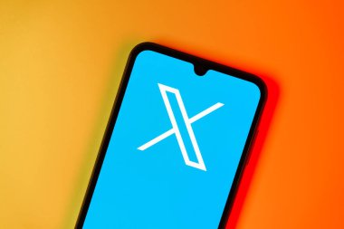 Prag, Çek: X logosuyla izole edilmiş arka planda modern akıllı telefon aygıtı  