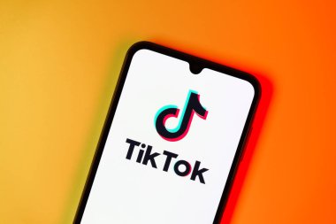 Prag, Çek: Logo tik tok ile izole edilmiş arka planda modern akıllı telefon  