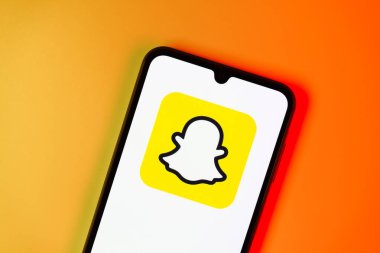 Prag, Çek: Logo snapchat ile izole edilmiş arka planda modern akıllı telefon aygıtı
