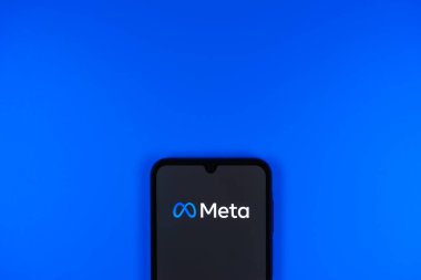 Prag, Çek: Logo meta ile izole edilmiş arka planda modern akıllı telefon   