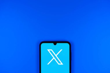 Prag, Çek: X logosuyla izole edilmiş arka planda modern akıllı telefon aygıtı  