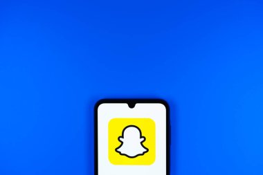 Prag, Çek Cumhuriyeti - 10 21 2024: Snapchat logosunu gösteren akıllı telefon.