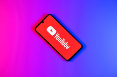 Prag, Çek: Logo youtube ile izole edilmiş arka planda modern akıllı telefon