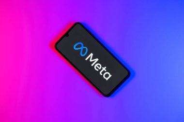 Prag, Çek: Logo meta ile izole edilmiş arka planda modern akıllı telefon 