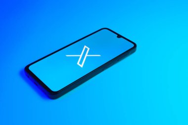 Prag, Çek: X logosuyla izole edilmiş arka planda modern akıllı telefon aygıtı  