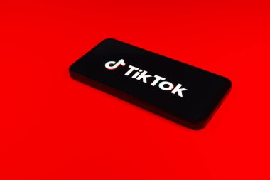 Prag, Çek: Logo tik tok ile izole edilmiş arka planda modern akıllı telefon