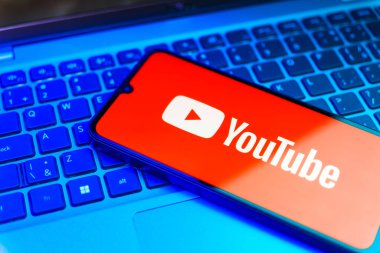 Prag, Çek: Laptop bilgisayarında Youtube logosu olan modern akıllı telefon
