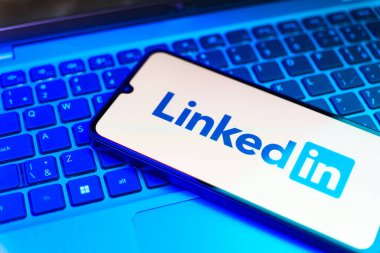 Prag, Çek: Laptop bilgisayarında logo bağlantısı olan modern akıllı telefon
