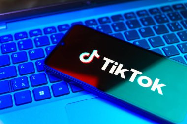 Prag, Çek Cumhuriyeti - 720 2024: TikTok logosunu gösteren akıllı telefon.