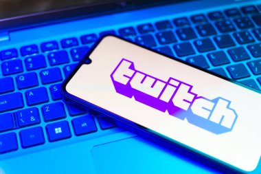 Prag, Çek: Dizüstü bilgisayarında seğirme logosu olan modern akıllı telefon