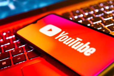 Prag, Çek Cumhuriyeti - 820 2024: Youtube logosunu gösteren akıllı telefon. YouTube, video yüklemek için tasarlanmış bir sosyal ağdır..