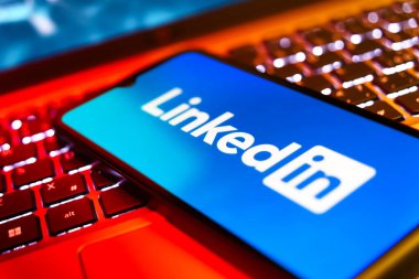 Prag, Çek: Laptop bilgisayarında logo bağlantısı olan modern akıllı telefon