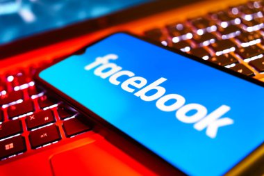Prag, Çek: Bilgisayarında facebook logosu olan modern akıllı telefon