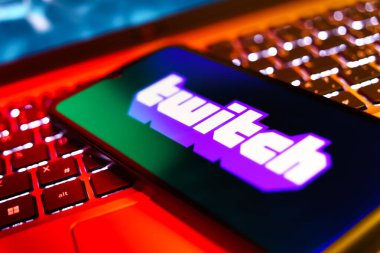 Prag, Çek Cumhuriyeti - 10 21 2024: Twitch logosunu gösteren akıllı telefon