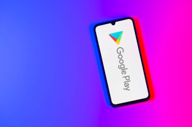 Prag, Çek: Logo Google oynatma ile izole edilmiş arka planda modern akıllı telefon