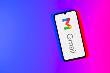 Prag, Çek: Logo gmail ile izole edilmiş arka planda modern akıllı telefon