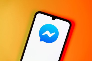 Prag, Çek Cumhuriyeti - 20 Temmuz 2024: Kurye logosunu gösteren modern akıllı telefon aygıtı.