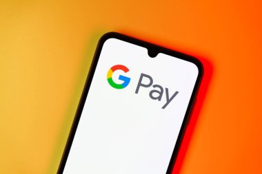 Prag, Çek: Logo g-pay ile izole edilmiş arka planda modern akıllı telefon