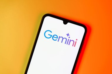 Prag, Çek: Logo gemini ile izole edilmiş arka planda modern akıllı telefon 