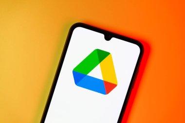 Prag, Çek Cumhuriyeti - 20 Temmuz 2024: Google sürücüsü logosunu gösteren modern akıllı telefon aygıtı.