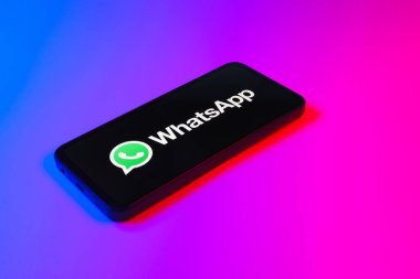 Prag, Çek: Logo Whatsapp logosuyla izole edilmiş modern akıllı telefon