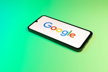Prag, Çek: Logo Google ile izole edilmiş arka planda modern akıllı telefon