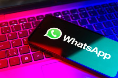 Prag, Çek Cumhuriyeti - 720 2024: Yüzeyde WhatsApp logosunu gösteren akıllı telefon