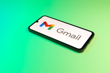 Prag, Çek: Logo gmail ile izole edilmiş arka planda modern akıllı telefon