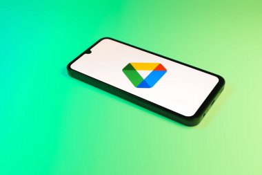 Prag, Çek Cumhuriyeti - 723 2024: Google Drive logosunu gösteren akıllı telefon.