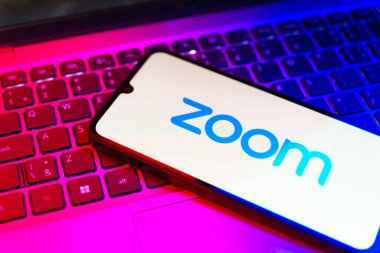 Prag, Çek: Laptop bilgisayarında zoom logosu olan modern akıllı telefon