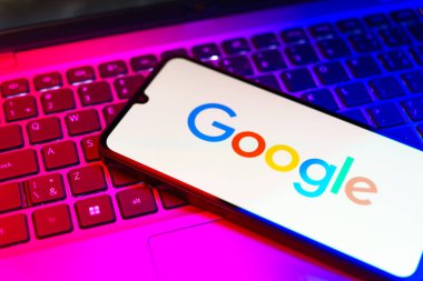 Prag, Çek: Laptop bilgisayarında google logosu olan modern akıllı telefon