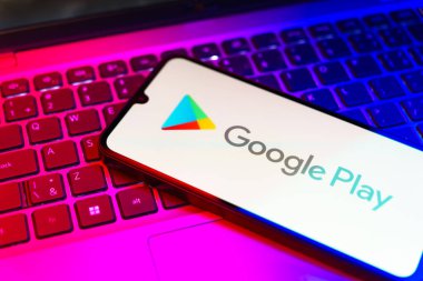 Prag, Çek: Laptop bilgisayarında Google oynatma logosu olan modern akıllı telefon