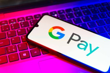 Prag, Çek: Laptop bilgisayarında Google ödemeli logolu modern akıllı telefon