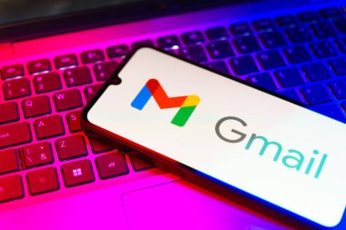 Prag, Çek Cumhuriyeti - 10 21 2024: Google posta logosunu gösteren akıllı telefon