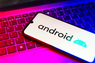 Prag, Çek Cumhuriyeti - 720 2024: Android logosunu gösteren akıllı telefon. Android Linux çekirdeğine dayalı bir mobil işletim sistemidir..