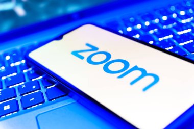 Prag, Çek: Laptop bilgisayarında zoom logosu olan modern akıllı telefon