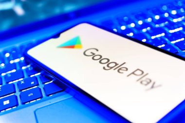 Prag, Çek: Laptop bilgisayarında Google oynatma logosu olan modern akıllı telefon