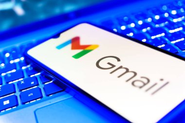 Prag, Çek: Laptop bilgisayarında gmail logosu olan modern akıllı telefon