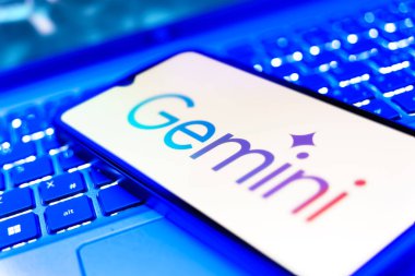 Prag, Çek: Dizüstü bilgisayarında gemini logosu olan modern akıllı telefon